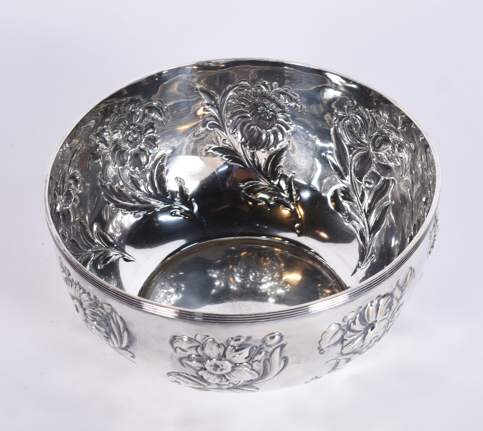Bowl de prata inglesa contrastada, feitio redondo com borda em frisos... - foto 2 de 4