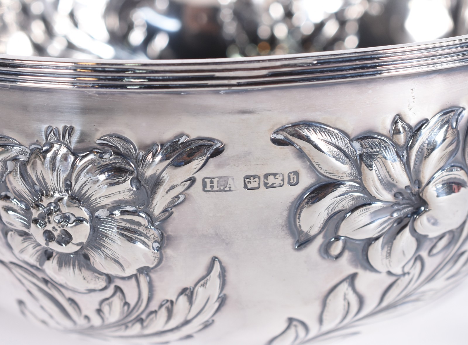 Bowl de prata inglesa contrastada, feitio redondo com borda em frisos... - foto 3 de 4