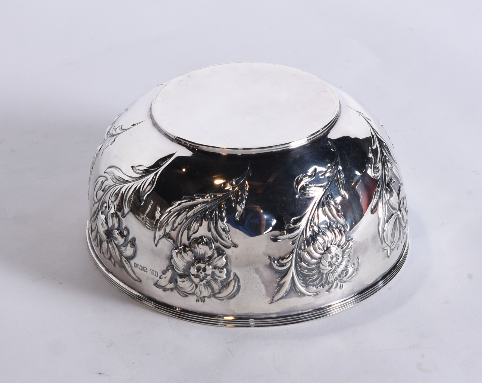 Bowl de prata inglesa contrastada, feitio redondo com borda em frisos... - foto 4 de 4