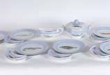 Serviço para peixe de porcelana Real, decorada ... - Serviço para peixe de porcelana Real, decorada com figuras marinhas em policromia, borda com tarja azul clara e realces com frisos dourados, com...