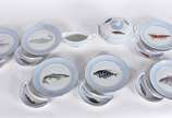 Serviço para peixe de porcelana Real, decorada ... - Serviço para peixe de porcelana Real, decorada com figuras marinhas em policromia, borda com tarja azul clara e realces com frisos dourados, com...