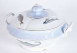 Serviço para peixe de porcelana Real, decorada ... - Serviço para peixe de porcelana Real, decorada com figuras marinhas em policromia, borda com tarja azul clara e realces com frisos dourados, com...