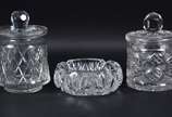 Três peças diversas de cristal lapidado, sendo ... - Três peças diversas de cristal lapidado, sendo 2 bombonieres e cinzeiro.