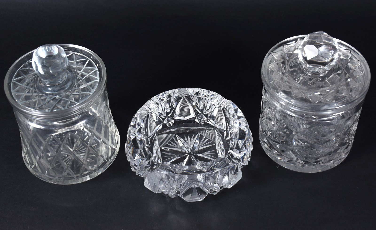 Três peças diversas de cristal lapidado, sendo 2 bombonieres e... - foto 2 de 5
