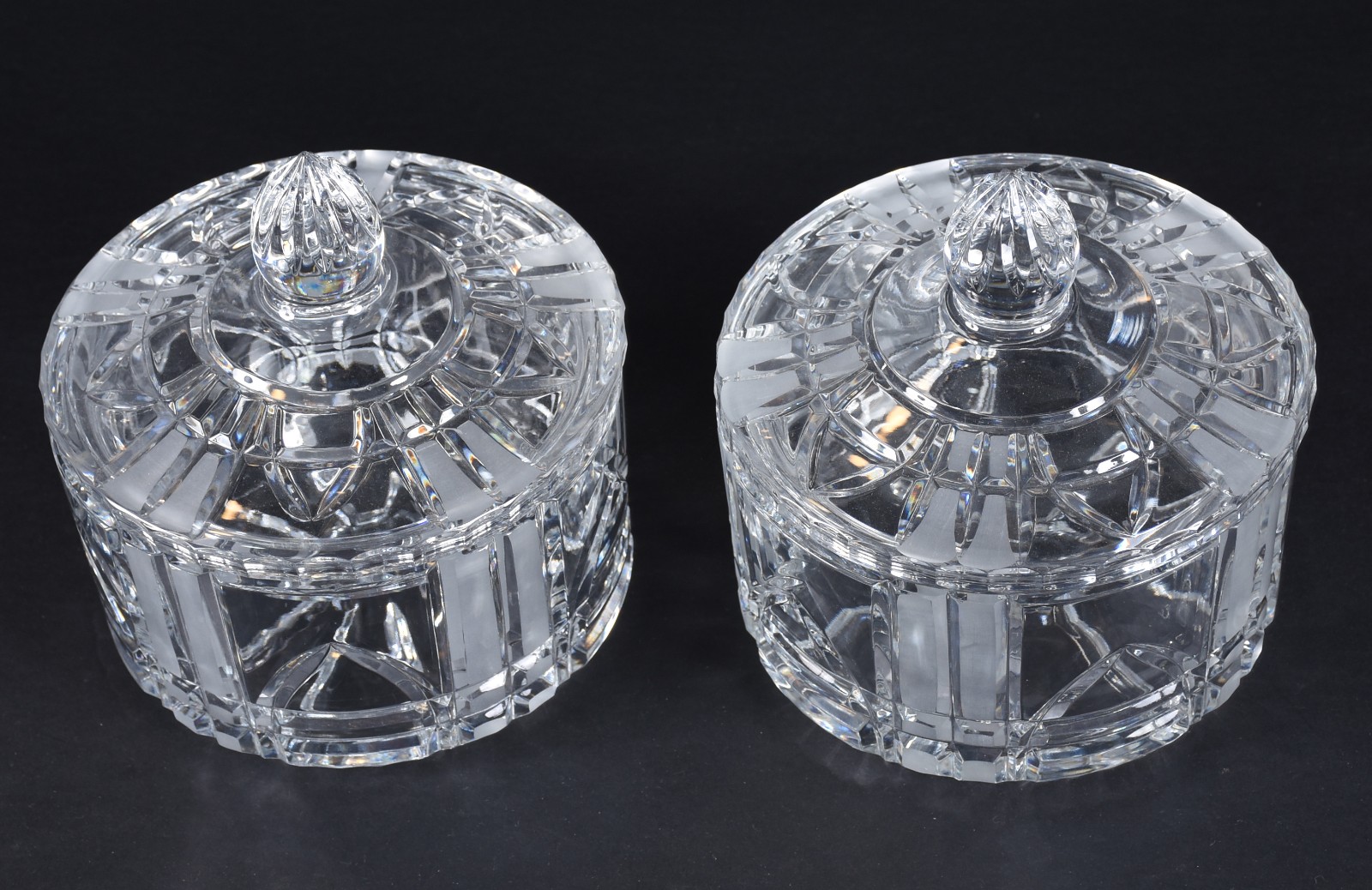 Duas bombonieres de cristal tcheco lapidado. - foto 2 de 3