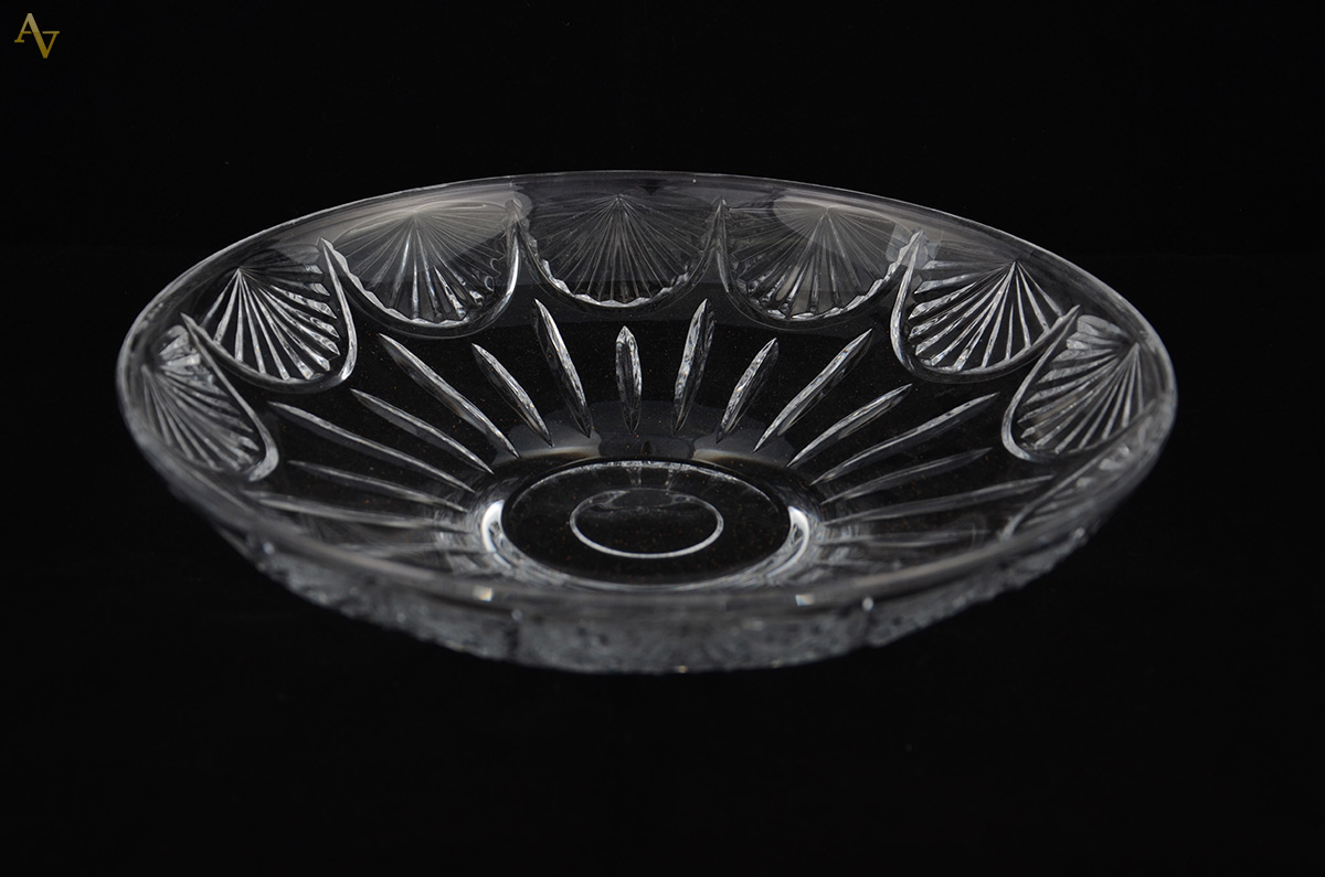 Centro de mesa em cristal lapidado. Procedência polonesa. Diam. 30 cm.
