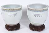 Par de cachepots/aquário de porcelana oriental ... - Par de cachepots/aquário de porcelana oriental decorados com figuras de gueixas em policromia e ideogramas. Bases de madeira.