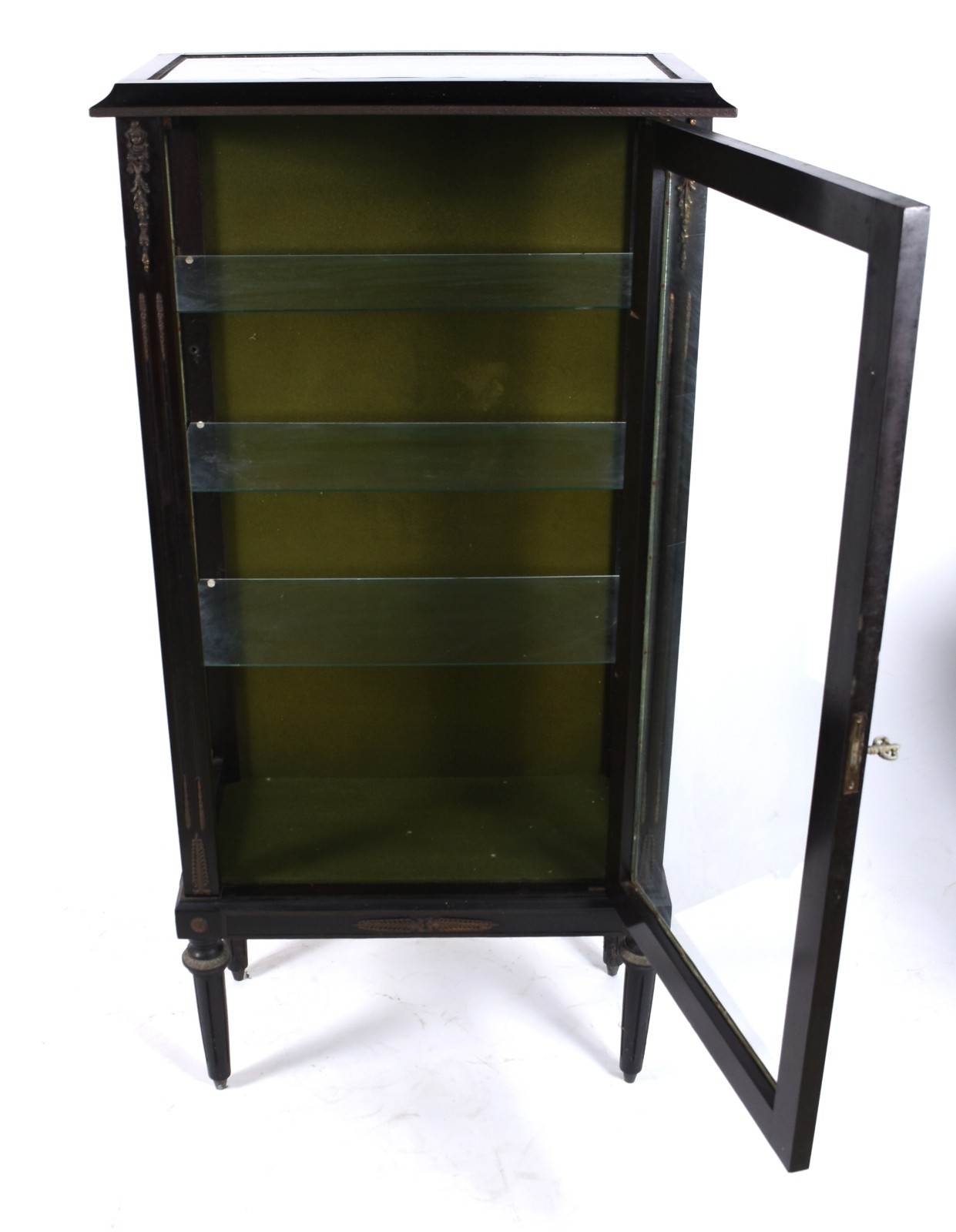 Vitrine de madeira nobre com porta e laterais de vidro, prateleiras... - foto 3 de 4