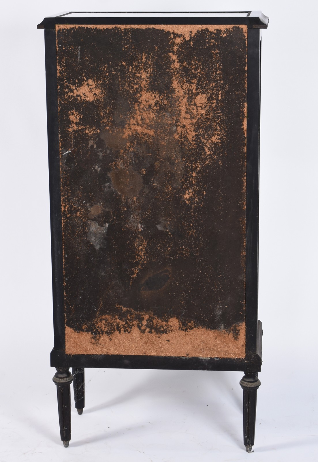 Vitrine de madeira nobre com porta e laterais de vidro, prateleiras... - foto 4 de 4