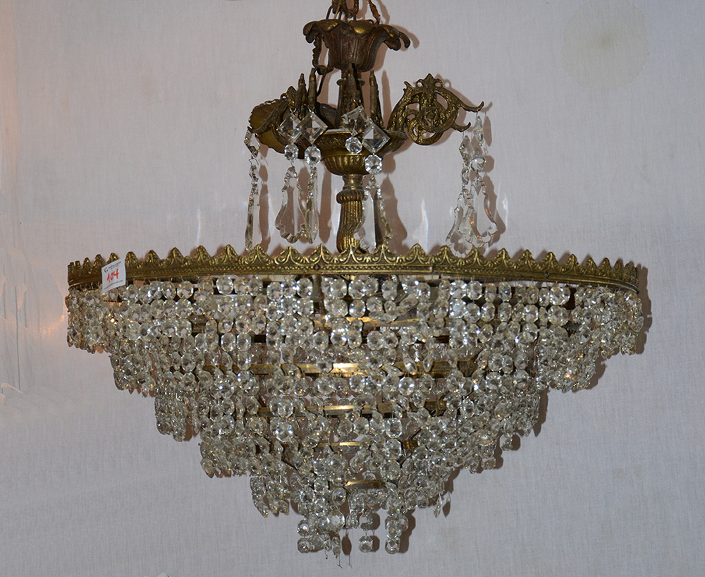 Lustre estilo império com estrutura de metal dourado e contas de...