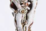 ARTE POPULAR,  - Estatueta representando Figura feminina de cerâmica vitrificada assinada M.O. sobre base de madeira. Acompanha coluna de madeira patinada.