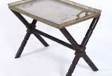 Mesa cavalete com base de madeira e tabuleiro d... - Mesa cavalete com base de madeira e tabuleiro de metal com alças e galeria vazada (fundo solto precisando soldar).