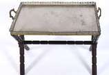 Mesa cavalete com base de madeira e tabuleiro d... - Mesa cavalete com base de madeira e tabuleiro de metal com alças e galeria vazada (fundo solto precisando soldar).