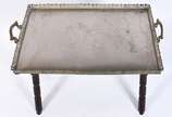 Mesa cavalete com base de madeira e tabuleiro d... - Mesa cavalete com base de madeira e tabuleiro de metal com alças e galeria vazada (fundo solto precisando soldar).