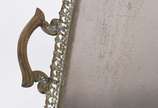 Mesa cavalete com base de madeira e tabuleiro d... - Mesa cavalete com base de madeira e tabuleiro de metal com alças e galeria vazada (fundo solto precisando soldar).