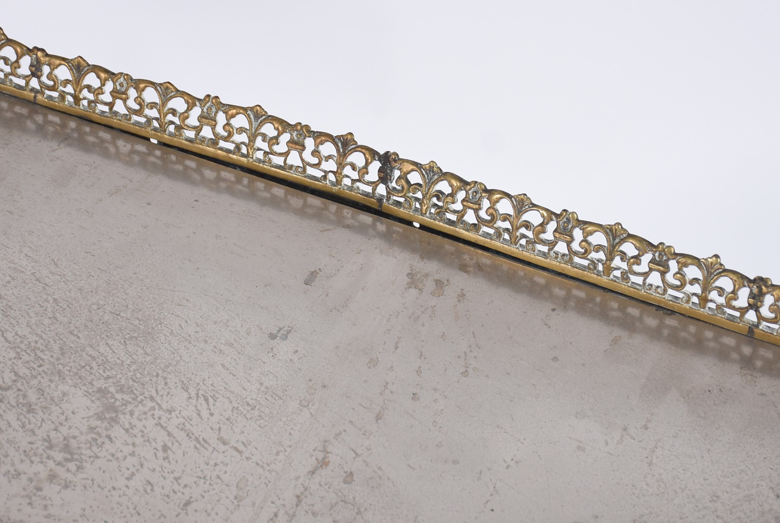 Mesa cavalete com base de madeira e tabuleiro de metal com alças e... - foto 6 de 9