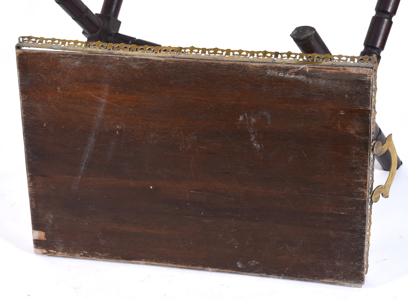Mesa cavalete com base de madeira e tabuleiro de metal com alças e... - foto 7 de 9