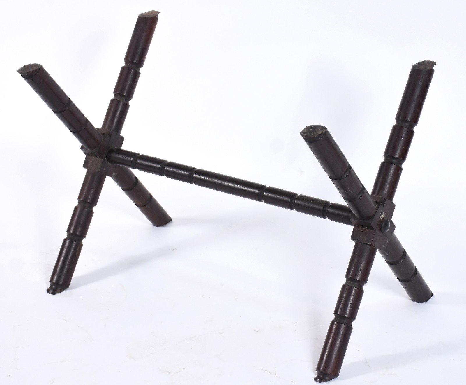 Mesa cavalete com base de madeira e tabuleiro de metal com alças e... - foto 9 de 9