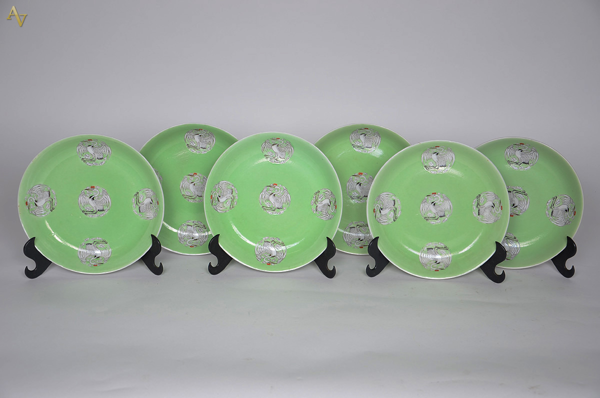 Seis pratos em porcelana chinesa, fundo verde com 5 medalhões com... - foto 1 de 2