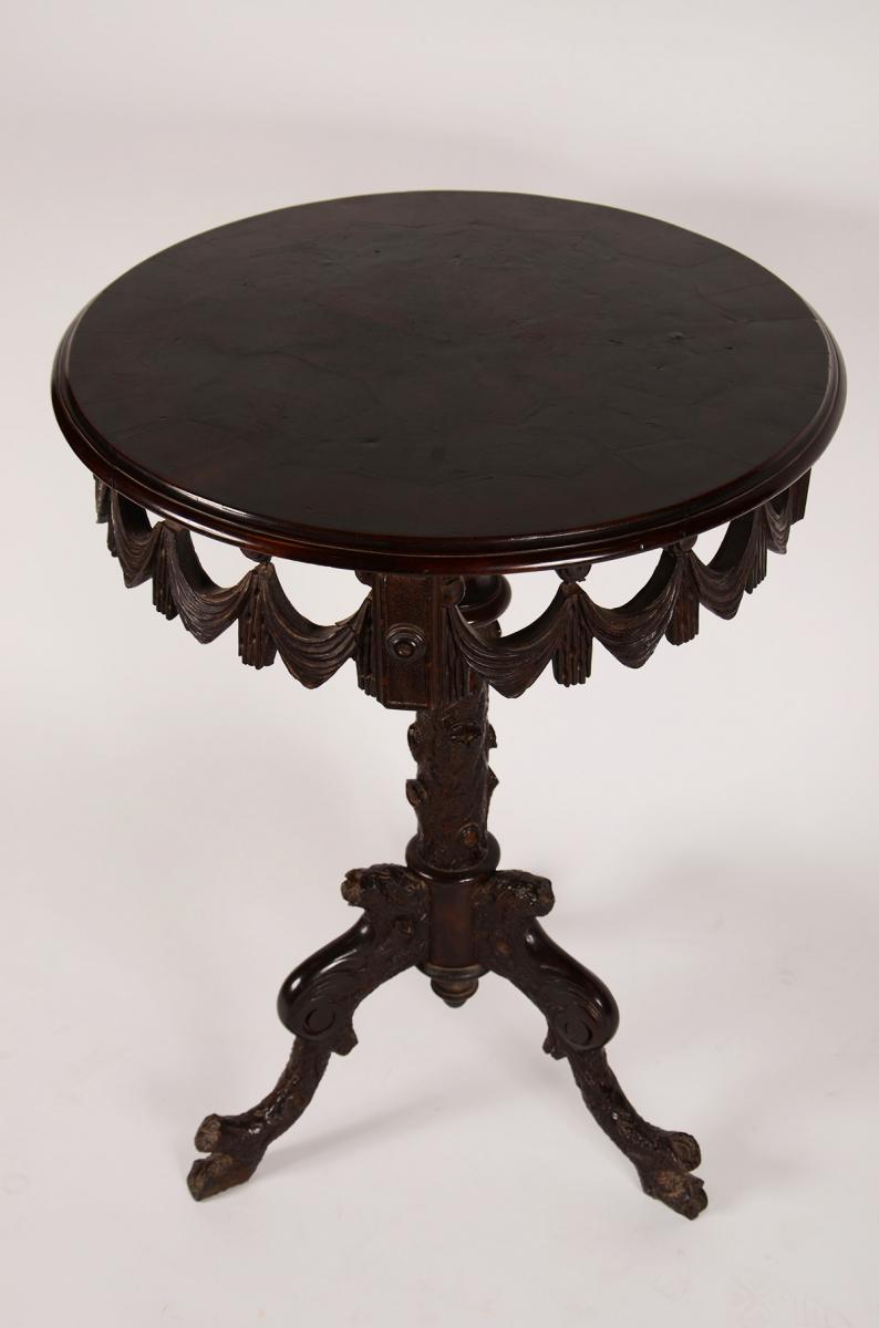 Mesa auxiliar de madeira nobre, saia com guirlandas vazadas, coluna... - foto 2 de 2
