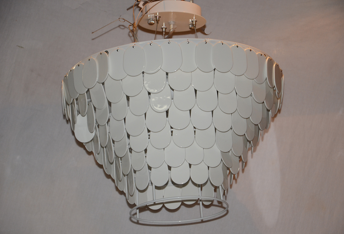 Lustre em placas de porcelana branca