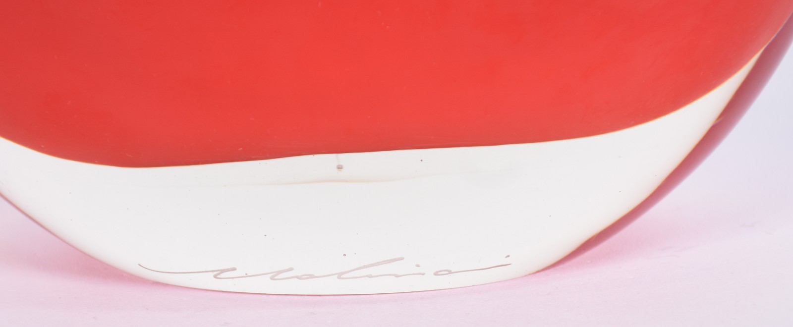 Vaso decorativo de vidro na cor vermelha. Assinado. - foto 4 de 5