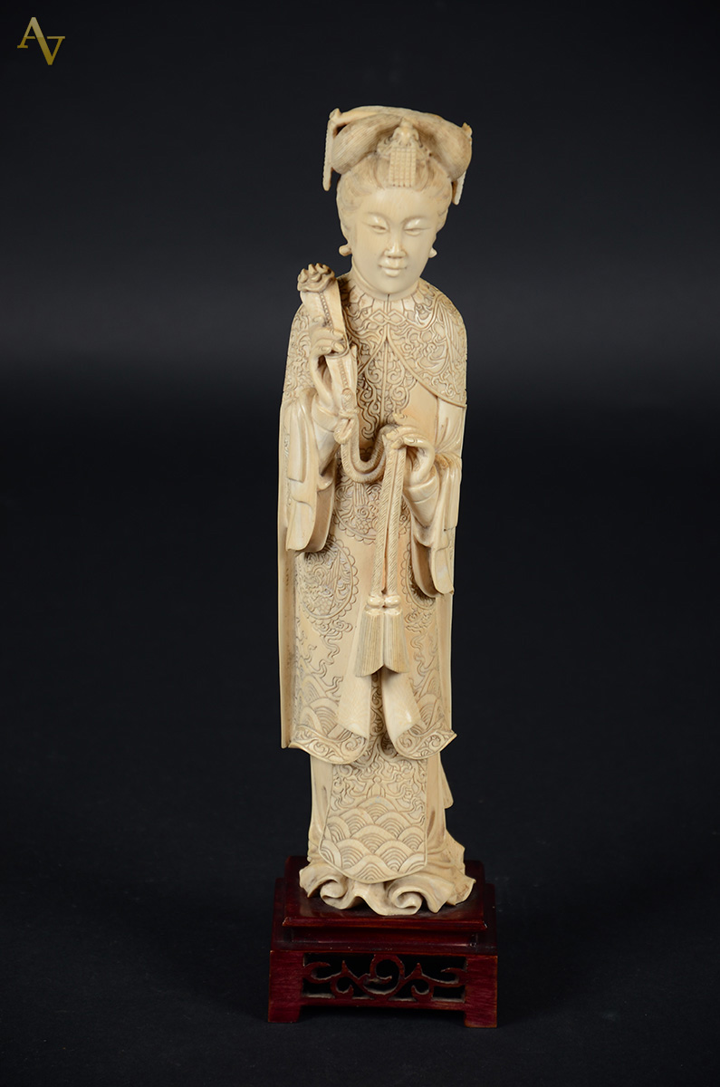 Escultura em marfim representando Imperatriz - Séc. XIX - China... - foto 1 de 2