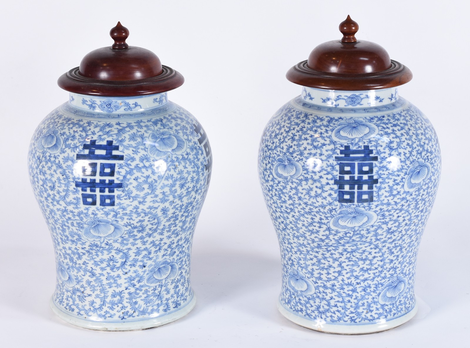 Par de potiches de formato balaústre em porcelana chinesa, decorados... - foto 1 de 4
