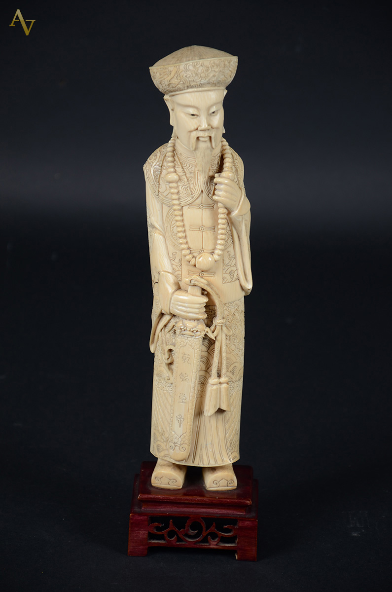 Escultura em marfim representando Imperador Qianlong - Séc. XIX... - foto 1 de 2