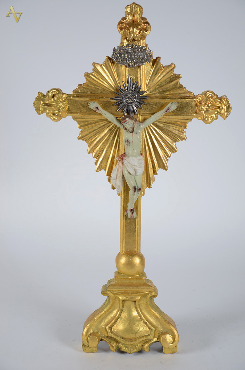 Antigo Crucifixo em madeira, folha em ouro, adornos em prata de lei...