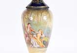 Ânfora de porcelana francesa com paisagem e cen... - Ânfora de porcelana francesa com paisagem e cena romântica em policromia, base e tampa na cor azul cobalto com guirlandas realçadas em dourado, ...
