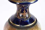 Ânfora de porcelana francesa com paisagem e cen... - Ânfora de porcelana francesa com paisagem e cena romântica em policromia, base e tampa na cor azul cobalto com guirlandas realçadas em dourado, ...
