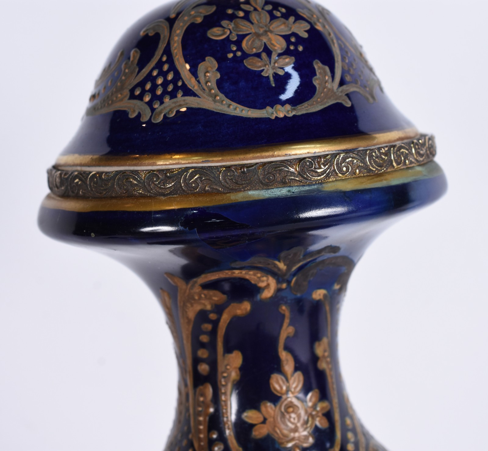 Ânfora de porcelana francesa com paisagem e cena romântica em... - foto 6 de 6