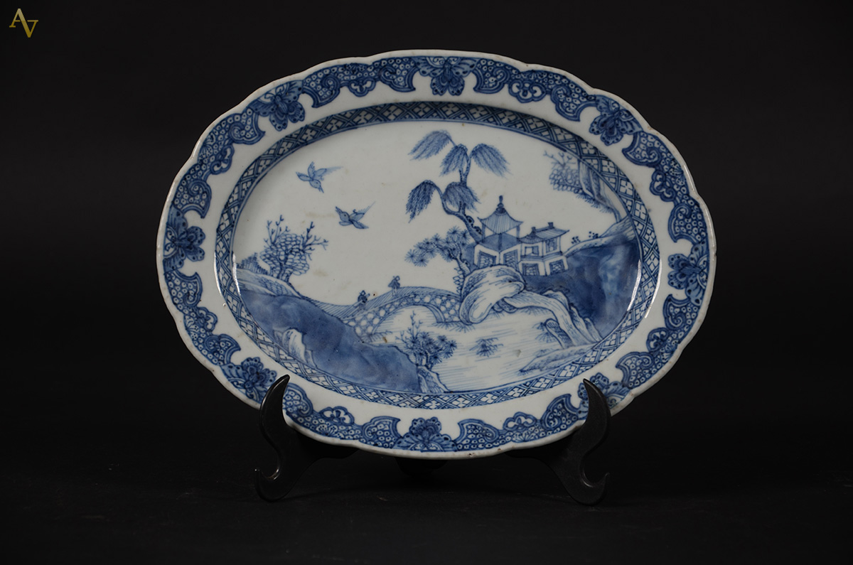 Pequena travessa de porcelana chinesa azul e branca decorada com... - foto 1 de 2