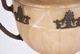 Conjunto de coluna e ânfora de alabastro com al... - Conjunto de coluna e ânfora de alabastro com alças de metal. Coluna com pequeno restauro e ânfora com pequenos bicados.