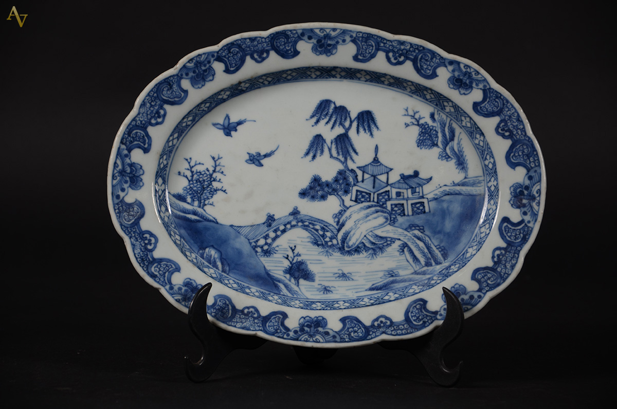 Pequena travessa de porcelana chinesa azul e branca decorada com... - foto 1 de 2