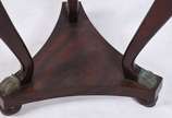 Mesa redonda de madeira nobre com 3 pernas recu... - Mesa redonda de madeira nobre com 3 pernas recurvas ligadas em platô inferior na forma triangular, pés de garras de bronze.