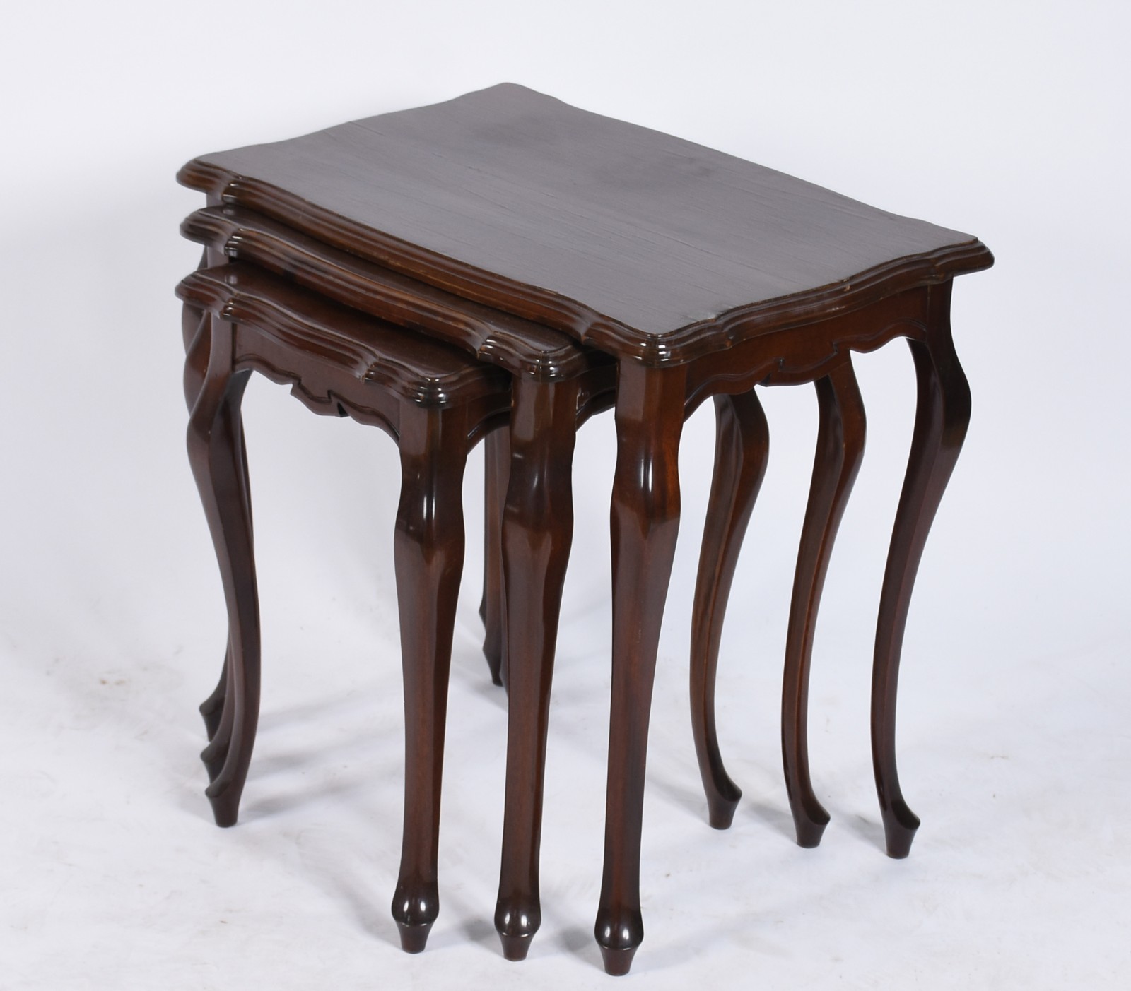 Mesa ninho de madeira nobre com 3 peças, bordas frisadas e pernas... - foto 1 de 5