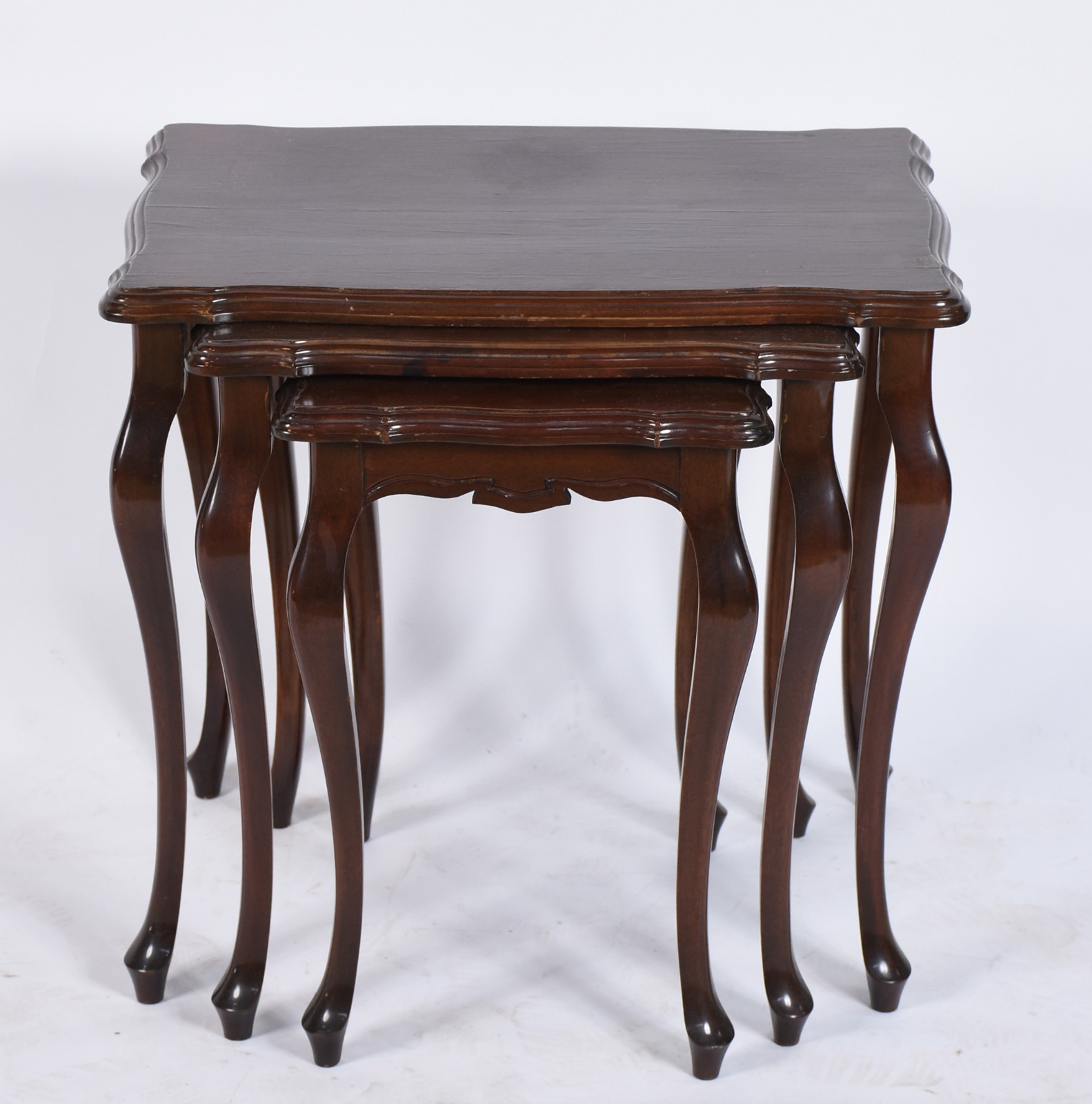 Mesa ninho de madeira nobre com 3 peças, bordas frisadas e pernas... - foto 2 de 5