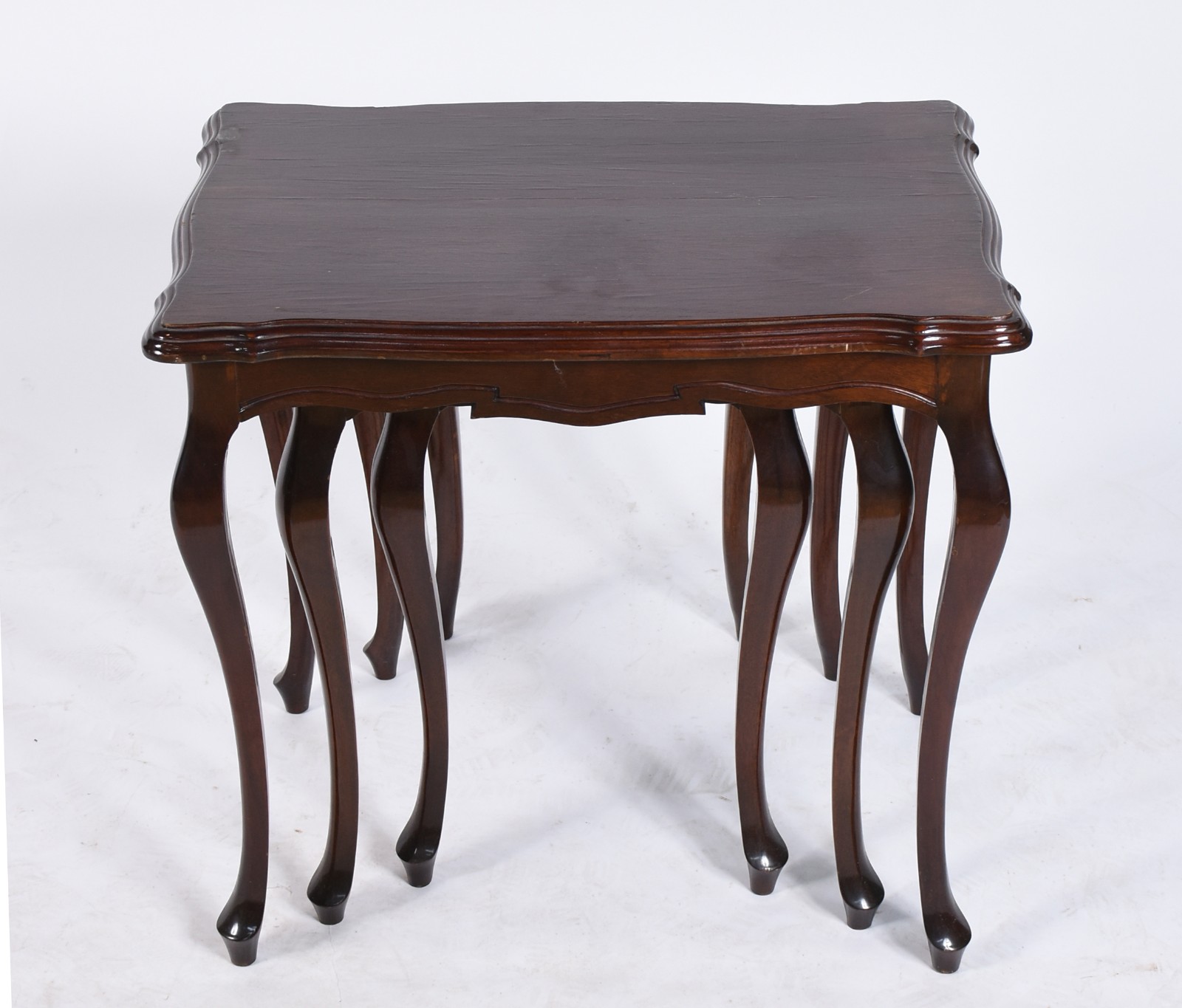 Mesa ninho de madeira nobre com 3 peças, bordas frisadas e pernas... - foto 5 de 5