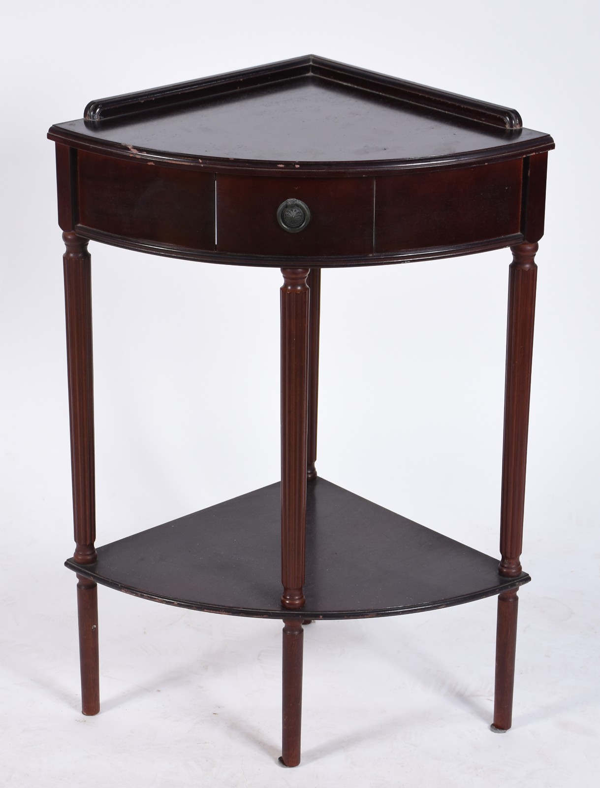 Mesa de canto com 1 gaveta e platô inferior na forma triangular. - foto 1 de 5