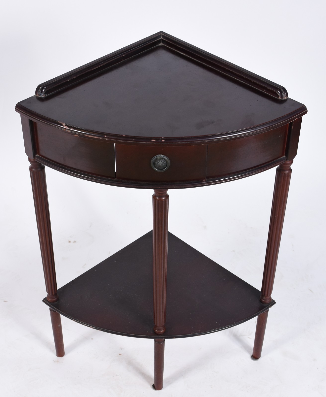 Mesa de canto com 1 gaveta e platô inferior na forma triangular. - foto 3 de 5