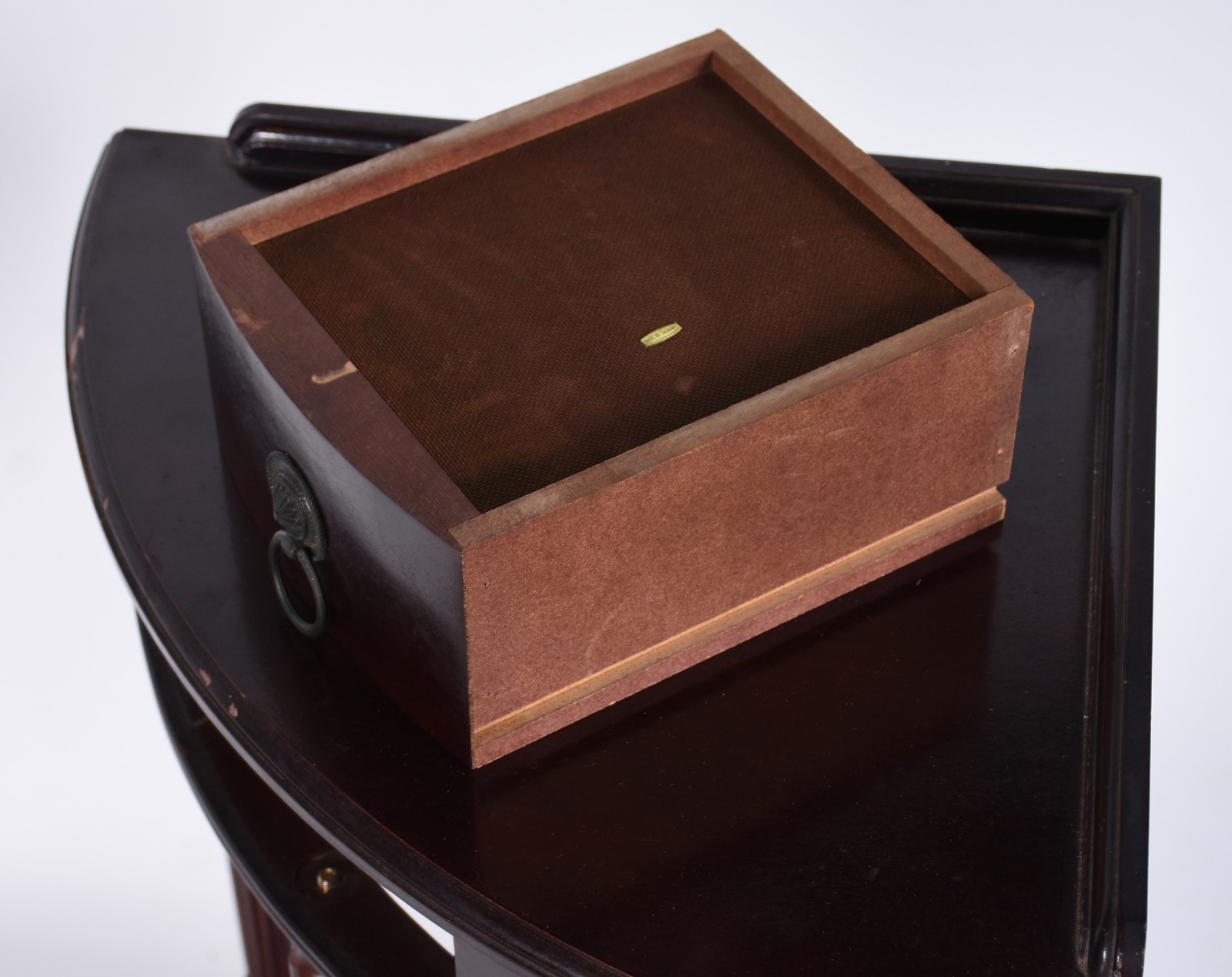 Mesa de canto com 1 gaveta e platô inferior na forma triangular. - foto 4 de 5