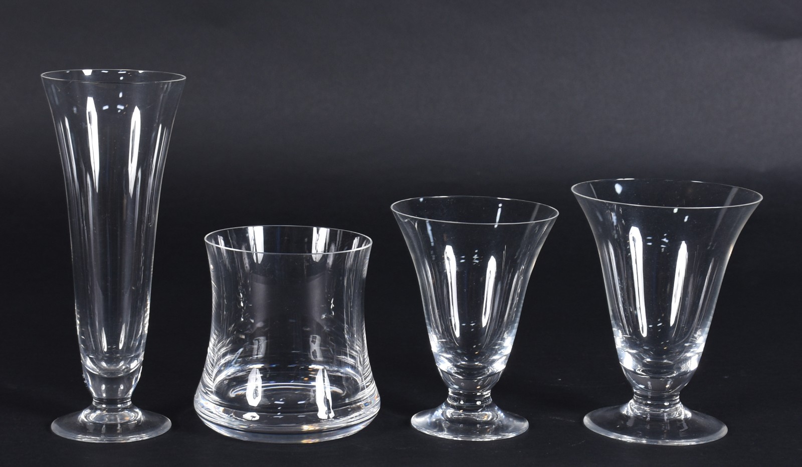 Serviço de copos em fino cristal europeu, sendo: 12 para whisky, 12... - foto 1 de 4