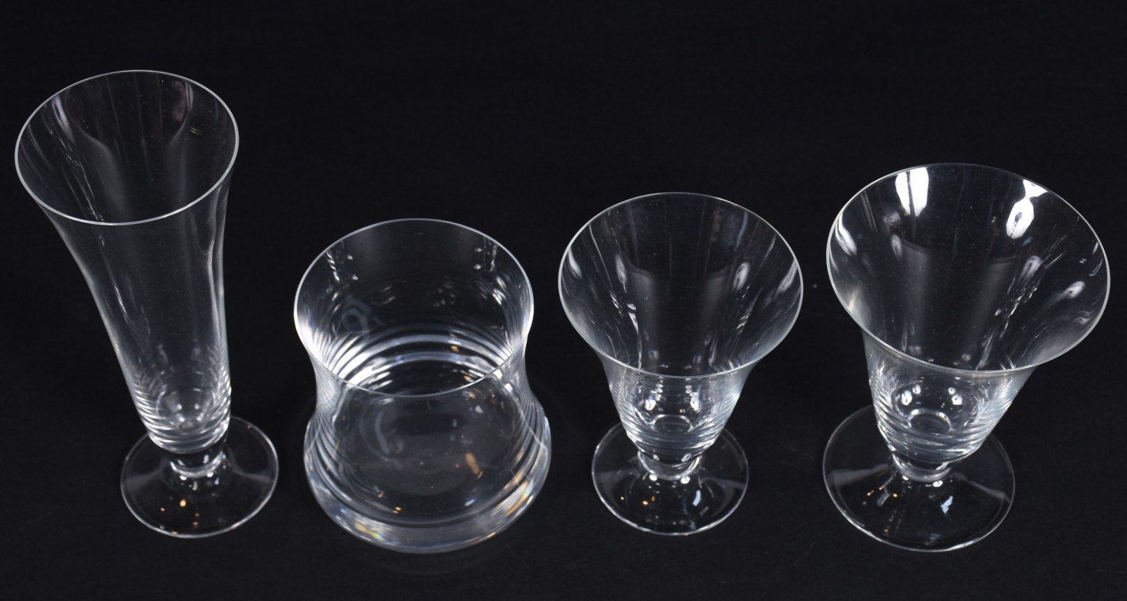 Serviço de copos em fino cristal europeu, sendo: 12 para whisky, 12... - foto 2 de 4