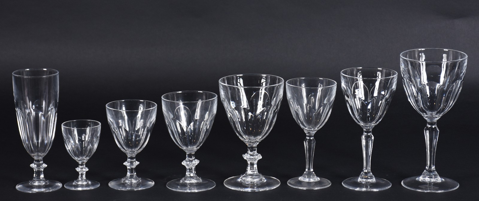 Serviço de cálices de cristal facetado, sendo: 6 para água, 9 para... - foto 1 de 4