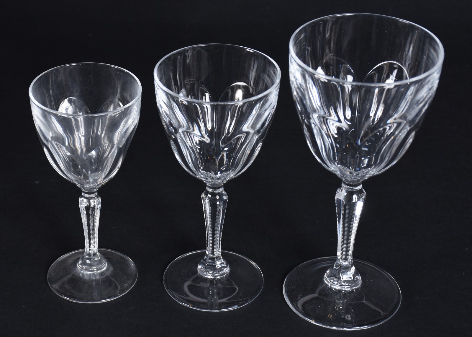 Serviço de cálices de cristal facetado, sendo: 6 para água, 9 para... - foto 3 de 4