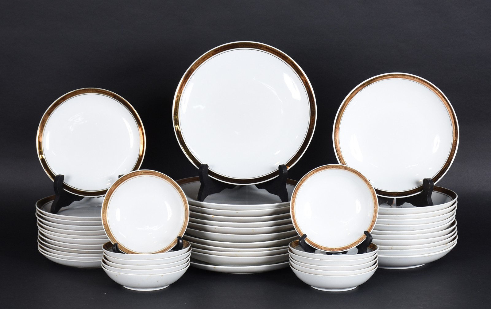 Serviço de jantar de porcelana Steatita do Paraná, na cor branca com... - foto 2 de 7