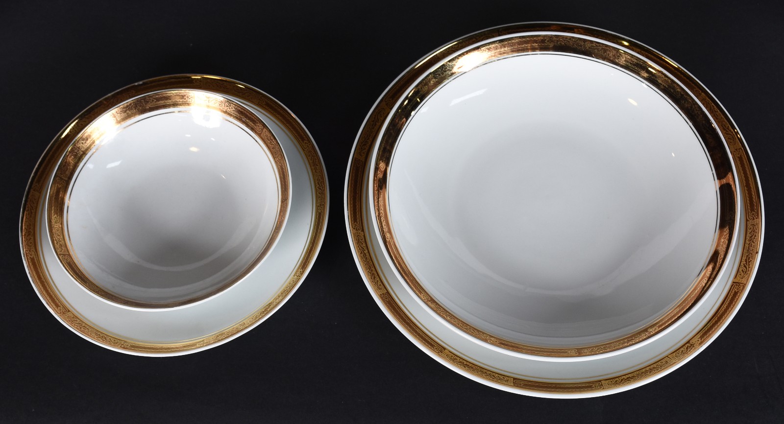 Serviço de jantar de porcelana Steatita do Paraná, na cor branca com... - foto 4 de 7
