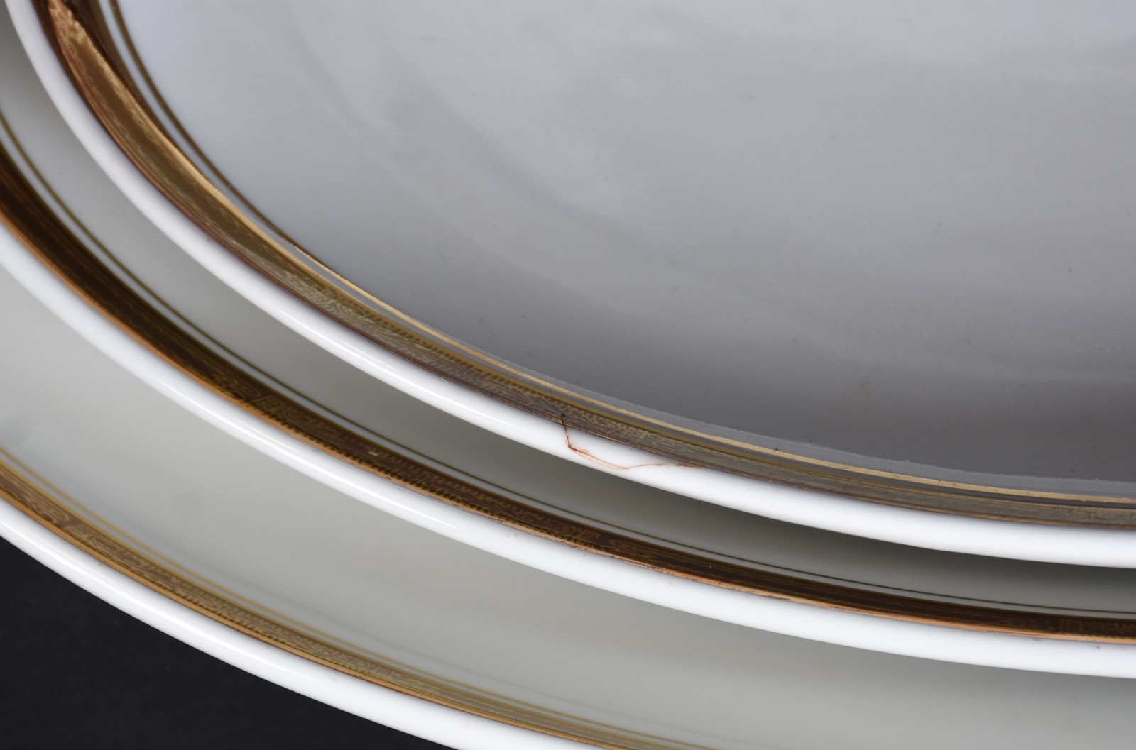Serviço de jantar de porcelana Steatita do Paraná, na cor branca com... - foto 5 de 7